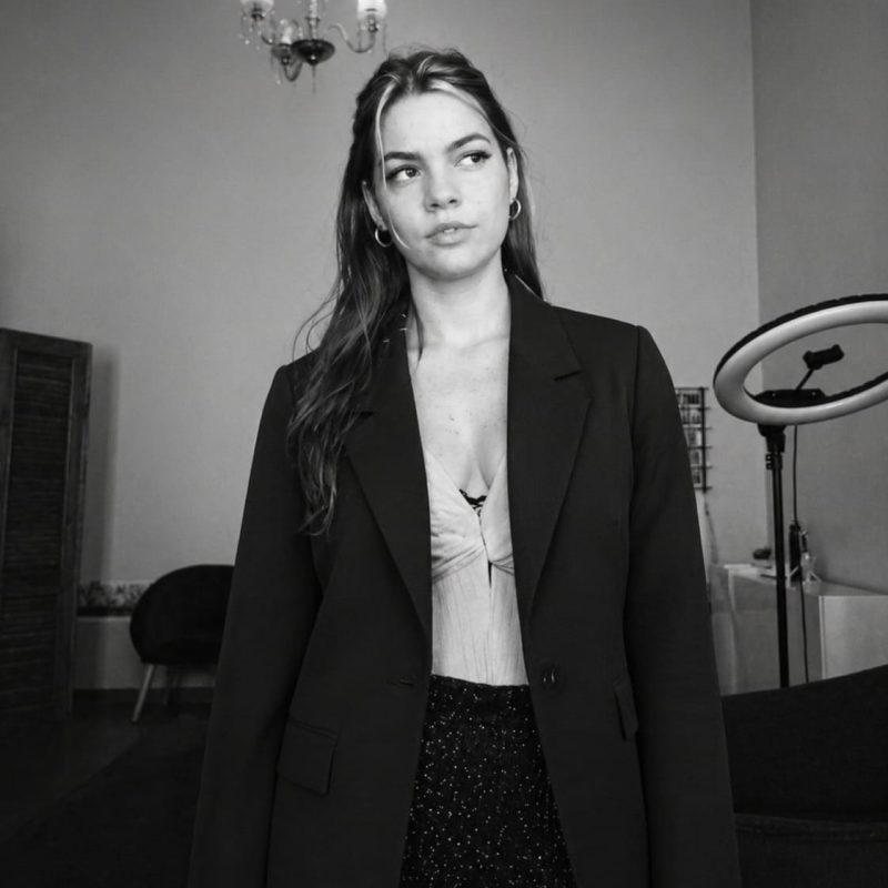 Bruna, tutora de Design de sobrancelhas e extensão de Cílios